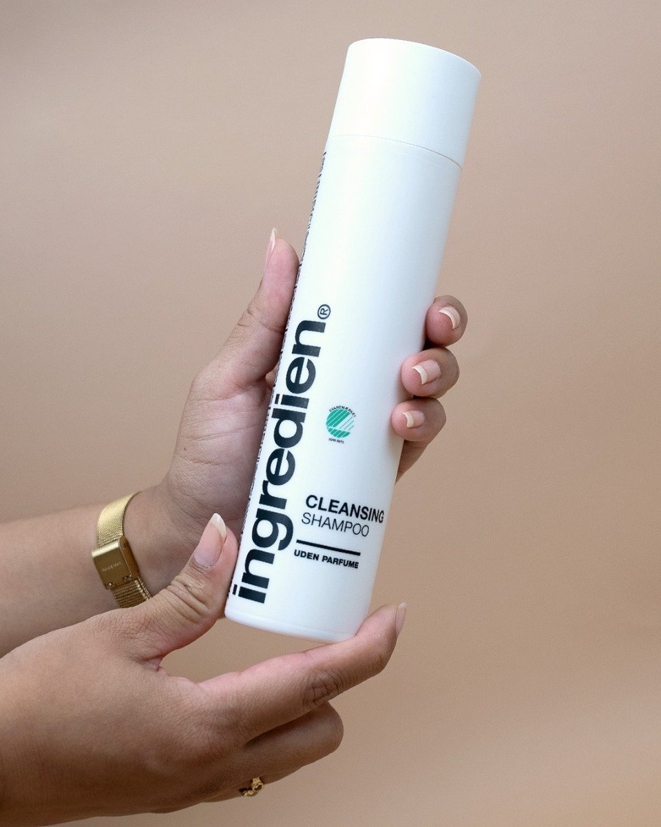 Oplever du problemer med med fedtet hår så er ingredien Cleansing Shampoo velegnet til dig som ønsker at rense håret og hovedbunden.