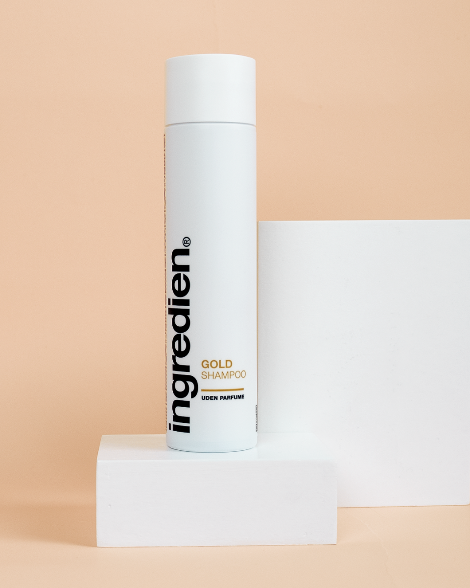 ingredien Golden Shampoo tilfører håret et gyldent og varmt nuance i det lyse hår og indeholder plejende ingredienser fra både macadamia og avocadoolie.