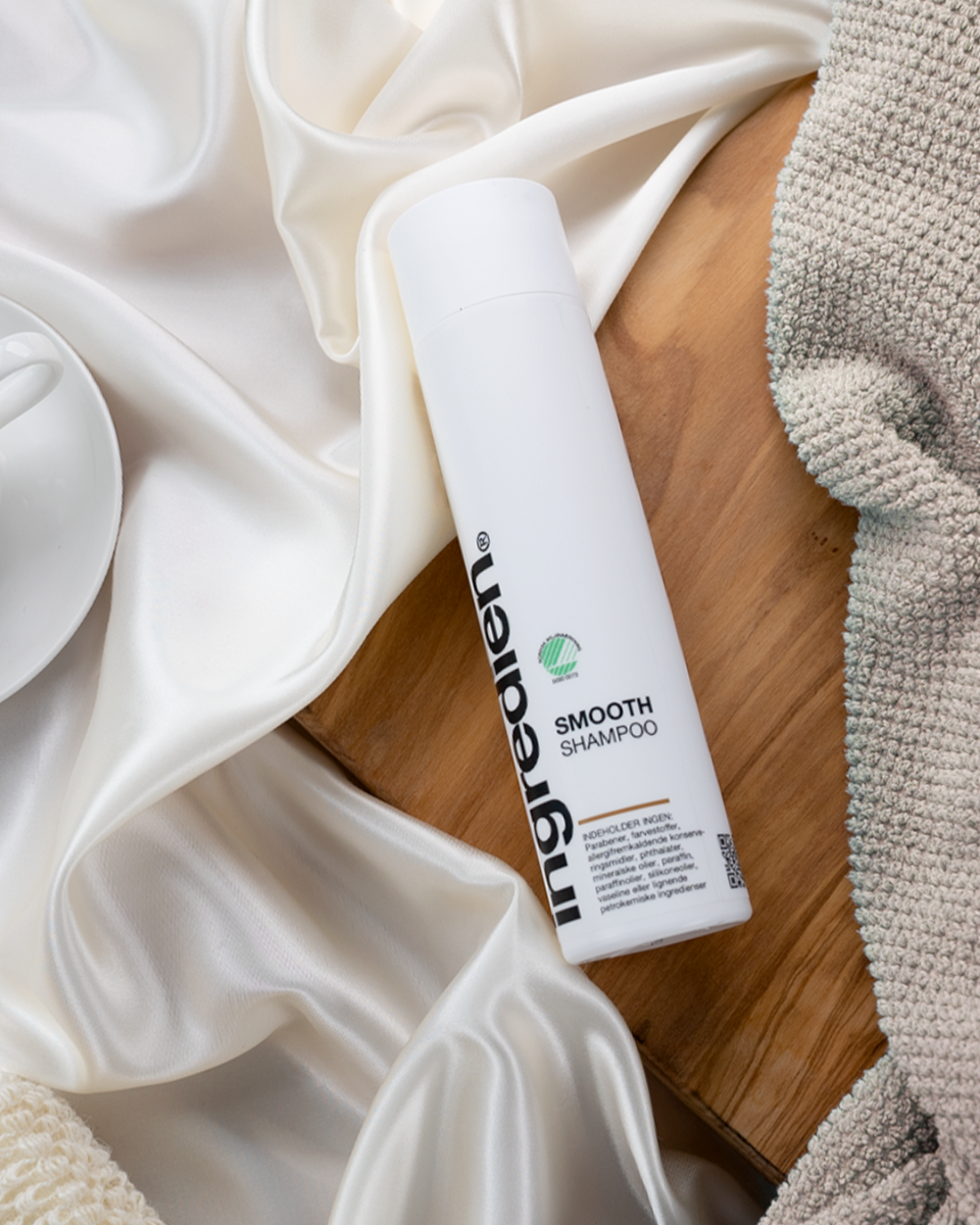 ingredien Smooth Shampoo er fyldt med berigende plejestoffer som macadamia nøddeolie. Shampooen indeholder farvebeskyttelse som lukke hårets skællag.